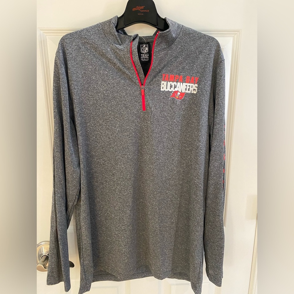 Men’s Tampa Bay Buccaneers 1/4 zip shirt. NFL BRAND SIZE L. NWT.
